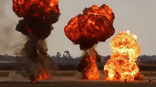Petrol Bomb Blast: இளைஞர்களின் அடாவடிக்கு எதிராக புகாரளித்த இளம்பெண் வீட்டில் பெட்ரோல் குண்டு வீச்சு.. மதுரையில் பயங்கரம்.!