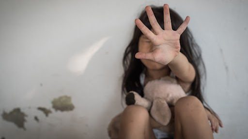 Minor Girl Moleastion: 13 வயது சிறுமியை பலாத்காரம் செய்ய முயற்சி; சர்ச்க்கு சென்று வருகையில் நடந்த துயரம்.. 50 வயது நபர் வெறிச்செயல்..!