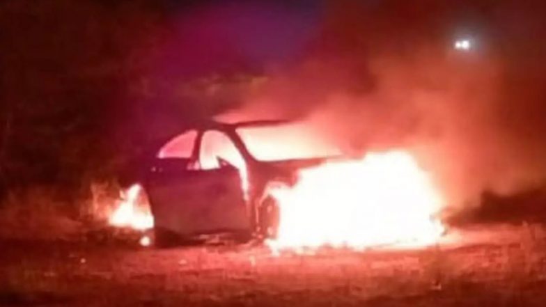 Anger Love boy sets Fire Benz Car: வாக்குவாதத்தில் மௌனம் காத்த காதலி.. ஆத்திரத்தில் சொந்த பென்ஸ் காருக்கு தீ வைத்த காதலன்..!
