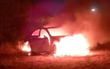 Anger Love boy sets Fire Benz Car: வாக்குவாதத்தில் மௌனம் காத்த காதலி.. ஆத்திரத்தில் சொந்த பென்ஸ் காருக்கு தீ வைத்த காதலன்..!