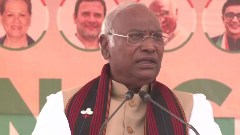 M Kharge on PM Modi: மக்கள் பாடம் புகட்டுவார்கள் பிரதமர் மோடி - மல்லிகார்ஜுன கார்கே அறைகூவல்..!