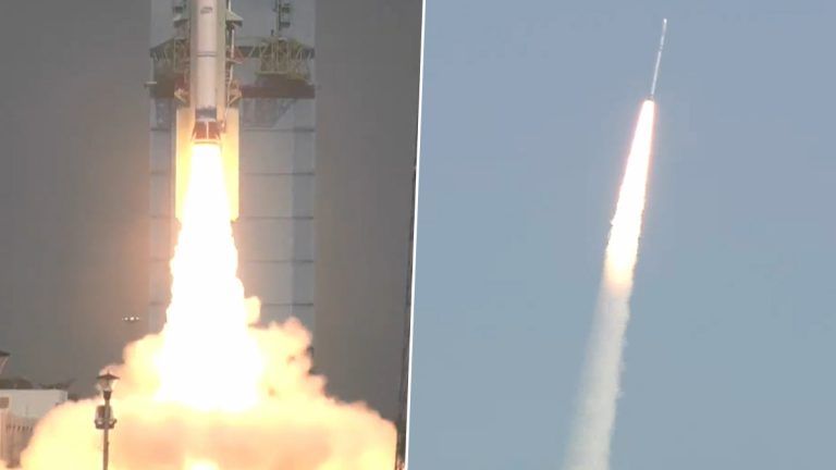 ISRO Launches 3 Satellite: 3 செயற்கைக்கோளை சுமந்துகொண்டு விண்ணில் பாய்ந்தது SSLV-D2 செயற்கைகோள்... இஸ்ரோ விஞ்ஞானிகள் பெருமிதம்.!