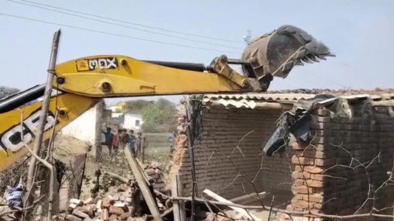 Bulldozer Formula: சிறுமி 4 பேர் கும்பலால் கூட்டுப்பாலியல் பலாத்காரம்; குற்றவாளிகளின் இல்லத்தை இடித்து தரைமட்டமாக்கிய அதிகாரிகள்.!