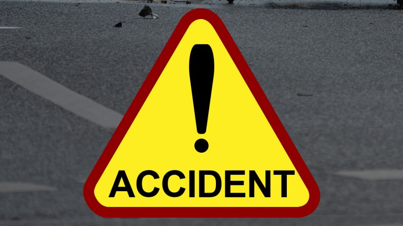Road Accident 4 Killed: அதிவேகமாக வந்து டிவைடரில் மோதிய கார்: உருண்டு விழுந்து 4 பேர் பரிதாப பலி..!