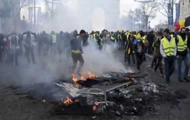 France Riot: அமெரிக்காவை தொடர்ந்து, பற்றி எரியும் பிரான்ஸ்.. காவலர்களின் அதிர்ச்சி செயலால் தொடரும் கலவரம்.!