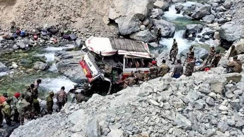 Road Accident Ladakh: இந்திய இராணுவ வீரர்கள் பயணித்த டிரக் கவிழ்ந்து விபத்து; 9 பேர் பரிதாப பலி..!