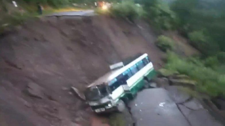 Shimla Bus Accident: நிலச்சரிவால் விபத்திற்குள்ளான பேருந்து; 4 பேர் கவலைக்கிடம்., 8 பேர் படுகாயம்.!