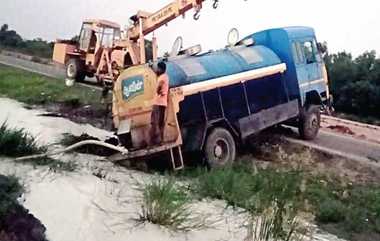 Aavin Milk Tanker Lorry Overturned:ஆவின் பால் டேங்கர் லாரி கவிழ்ந்து விபத்து: வீணாக பள்ளத்தில் ஓடிய 3500 லிட்டர் பால்..!