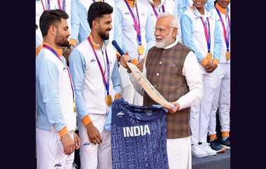 Team India Gift to PM Modi: ஆசிய விளையாட்டுப்போட்டியில் தங்கம் வென்று, பிரதமர் நரேந்திர மோடிக்கு இன்ப அதிர்ச்சி கொடுத்த இந்திய கிரிக்கெட் அணி.. விபரம் உள்ளே.!