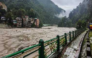 Sikkim Cloud Burst: மேகவெடிப்பால் ஆற்றில் கரைபுரண்டு ஓடிய வெள்ளம்: 14 பேர் பலி., 102 பேர் மாயம்.. சிக்கிம் அரசு அறிவிப்பு.!