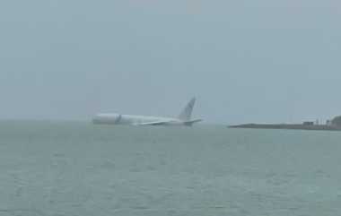 US Military Plane Splashed Sea: ஓடுதளத்தை தாண்டிச்சென்று கடலுக்குள் பாய்ந்த அமெரிக்காவின் இராணுவ விமானம்: ஹவாயில் அதிர்ச்சி..!