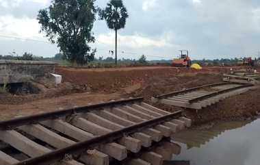 Tirunelveli Thiruchendur Track Repair Work: திருநெல்வேலி - திருச்செந்தூர் இரயில் போக்குவரத்தை விரைந்து தொடங்க ஏற்பாடு; தீவிரமாக பணியாற்றும் இரயில்வே அதிகாரிகள்.!