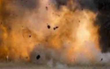 Homemade Bomb Blast: நாட்டு வெடிகுண்டு தயாரிப்பு; குண்டு வெடித்து சிதறியதில் 17 வயது சிறுவனின் இரு கைகள் பறிபோனது - 3 பேர் படுகாயம்..!