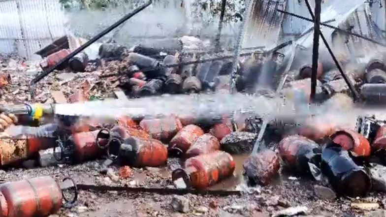 Pune Gas Cylinders Explosion: 100 சிலிண்டர்கள் வைக்கப்பட்டிருந்த குடோனில் வெடிவிபத்து; 10 சிலிண்டர்கள் வெடித்து சிதறியதால் அதிர்ச்சி.!