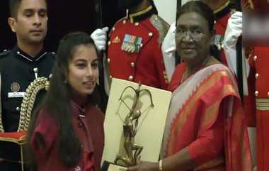 Sheetal Devi Receives Arjuna Award: குடியரசுத்தலைவர் திரௌபதி முர்மு கரங்களால் அர்ஜுனா விருது பெற்றார் பாரா வில்வித்தை வீராங்கனை ஷீத்தல் தேவி: கொண்டாடும் இந்தியர்கள்.!