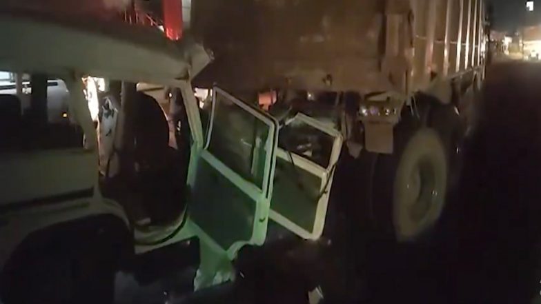 Road Accident 5 Died: லாரியின் பின்னால் சொருகி உருக்குலைந்த கார்; 5 தொழிலாளர்கள் பரிதாப பலி.!