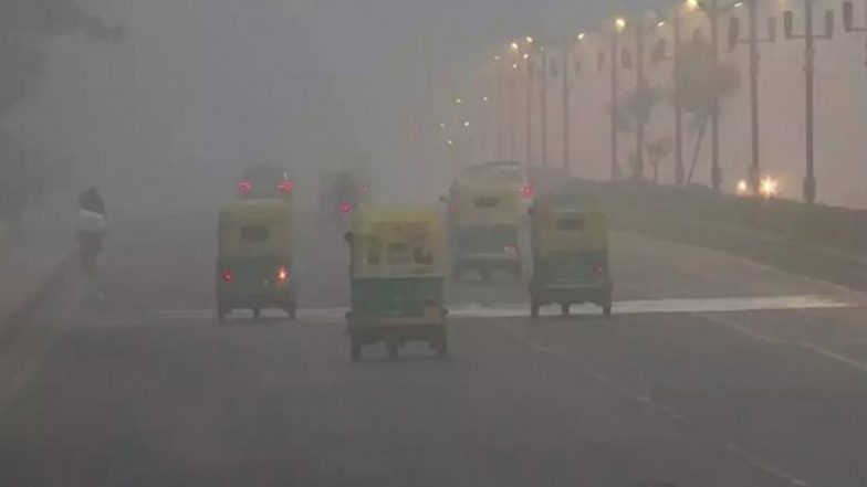Heavy Fog in Delhi: டெல்லியில் கடுமையான பனிப்பொழிவு, மஞ்சு பனியால் மக்களின் இயல்பு வாழ்க்கை பாதிப்பு.!