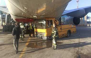 Truck Crash With Flight: விமானத்துடன் மோதிய கனரக லாரி; நல்வாய்ப்பாக பெரும் அசம்பாவிதம் தவிர்ப்பு..! விபரம் உள்ளே.!