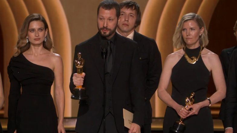 20 Days in Mariupol Get Oscars: ரஷ்யா - உக்ரைன் போரால் நொறுங்கிப்போன இயக்குனர்; ஆஸ்கர் விருது பெற்ற கையுடன் கண்ணீர் கோரிக்கை.!