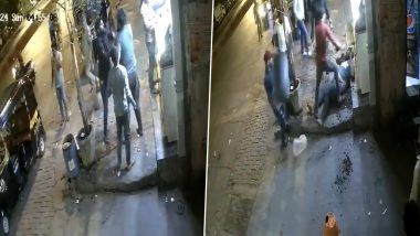 5 Man Gang Attacks Youth: டீக்கடை முன்பு ஓய்வுபெற்ற காவலர் மகன் மீது சரமாரி தாக்குதல்; அதிர்ச்சி காட்சிகள் உள்ளே.!