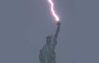 Lightning Strikes Liberty Statue: அம்மாடியோவ்... மெய்சிலிர்க்க வைக்கும் காட்சிகள்; அமெரிக்காவின் சுதந்திர தேவி சிலையில் தாக்கிய மின்னல்.!