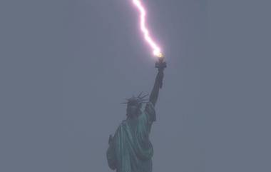 Lightning Strikes Liberty Statue: அம்மாடியோவ்... மெய்சிலிர்க்க வைக்கும் காட்சிகள்; அமெரிக்காவின் சுதந்திர தேவி சிலையில் தாக்கிய மின்னல்.!