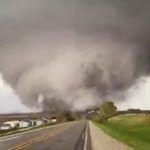 Tornado Hits Oklahoma: அமெரிக்காவில் 2 மாகாணங்களை அடுத்தடுத்து தாக்கிய 78 சூறாவளிகள்; 5 பேர் பலி.!
