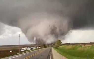 Tornado Hits Oklahoma: அமெரிக்காவில் 2 மாகாணங்களை அடுத்தடுத்து தாக்கிய 78 சூறாவளிகள்; 5 பேர் பலி.!