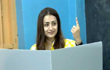 Actress Trisha Casting Vote: இந்தியா தேர்தல்கள் 2024: ஸ்டைலாக வந்து தனது வாக்கை பதிவு செய்த திரிஷா; செல்பி எடுத்து மகிழ்ந்த ரசிகர்கள்.!