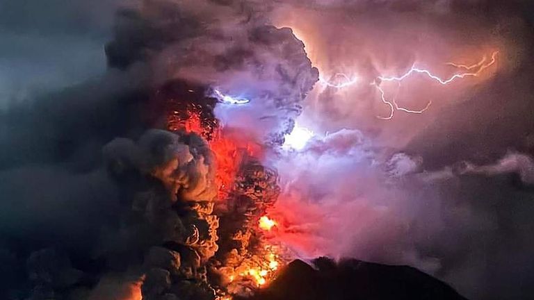 Volcanic Eruption: இந்தோனேசியாவில் எரிமலை வெடித்து சிதறல்; வைரலாகும் வீடியோ.!